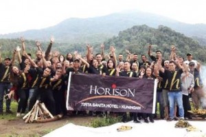Selluruh staff Hotel Horison berfoto bersama usai baksos di Ipukan.